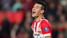 Hirving Lozano celebra una anotación con el PSV
