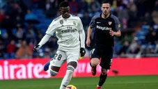 Vinicius conduce el balón en el Real Madrid vs Sevilla