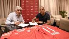 Cecilio Domínguez firma su contrato con Independiente
