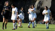Fabiola Santamaría festeja con sus compañeras su gol vs Lobos