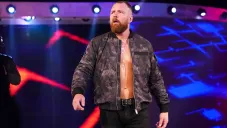 Dean Ambrose hace su entrada en RAW