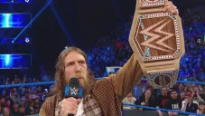 Daniel Bryan presume el nuevo título de la WWE