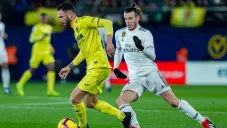 Layún conduce el balón ante la persecución de Gareth Bale