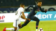 Neymar corre con el balón en partido del PSG