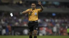 Fernando Guerrero, a punto de mostrar una tarjeta en juego de América