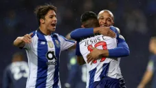 Jugadores del Porto celebran anotación de Brahim