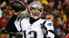 Tom Brady lanza un pase en duelo ante Chiefs