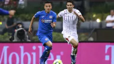 Roberto Alvarado conduce el esférico ante la marca de Molina