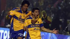 Jugadores de Tigres festejan un gol en la Final del 2011 contra Santos