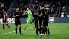 Los Angeles festejan gol doblete de Carlos Vela