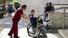 Eustáquio abandonando el hospital tras ser dado de alta