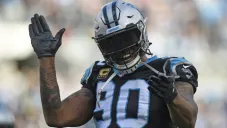 Julius Peppers durante un juego con las Panteras de Carolina