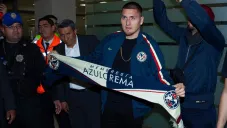 Nico Castillo a su llegada al aeropuerto