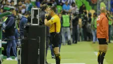 Diego Montaño revisa una jugada con el Video Asistente