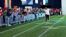 Usain Bolt durante evento de la NFL