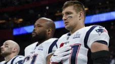 Rob Gronkowski durante el himno nacional en el Super Bowl LIII