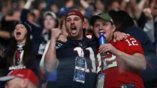 Aficionados de los Patriotas en el Mercedes-Benz Stadium