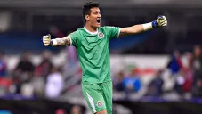 Gudiño celebra un gol con Chivas