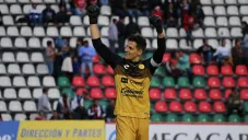 Gaspar Servio festeja en un juego de Dorados