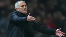 Mourinho dirigiendo un partido con el Manchester United