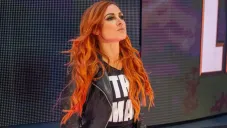 Becky Lynch hace su entrada al ring