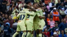 Jugadores del América se abrazan tras el segundo gol de Roger