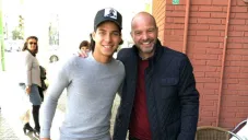 Luis García se toma una foto con Diego Lainez