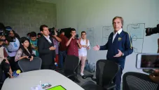 Rodrigo Ares de Parga en conferencia con los medios