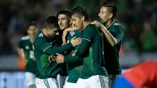 Jugadores del Tri celebran gol de Víctor Guzmán