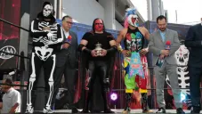 Comentaristas de TV Azteca con luchadores de Triple A