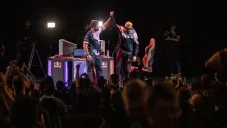 Hungrybox levanta el brazo de Axe tras la Final de Melee en Genesis 6