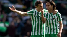 Guardado y Lainez intercambian algunas palabras