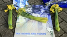 Afición deja flores en memoria de Emiliano Sala