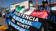 Aficionado de Gallos que viajó desde Chicago para ver el juego