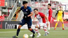 Gutiérrez conduce el esférico ante la presión de un rival