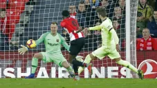 Ter Stegen desvía un disparo de Williams