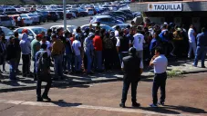 Fila para comprar boletos para el Pumas vs América