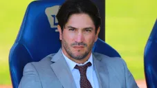 Marioni luce pensativo en la banca de Pumas