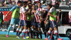 Marco Fabián celebra una de sus anotaciones al Atlas
