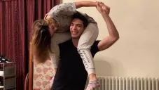 Jiménez sonríe junto a su pareja