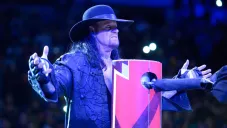 The Undertaker hace su entrada en la WWE