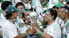 Jugadores de Santos festejan el título en 2008