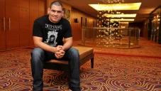 Caín Velásquez se muestra tranquilo en la sesión de fotos