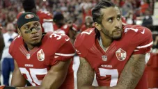 Colin Kaepernick protesta durante un juego de los 49ers