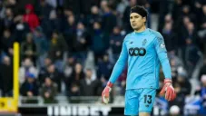 Ochoa sigue el juego de sus compañeros durante choque del Standard