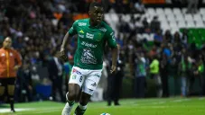 Joel Campbell en un partido con León