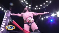 El Terrible posa con el campeonato en el ring