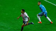 Alexis Vega festeja su primer gol con Chivas