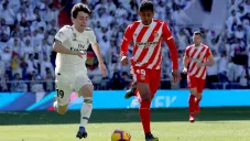 Odriozola y Lozano pelean el balón en el Bernabéu