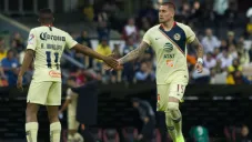 Castillo le da la mano a Ibargüen en su entrada al terreno de juego